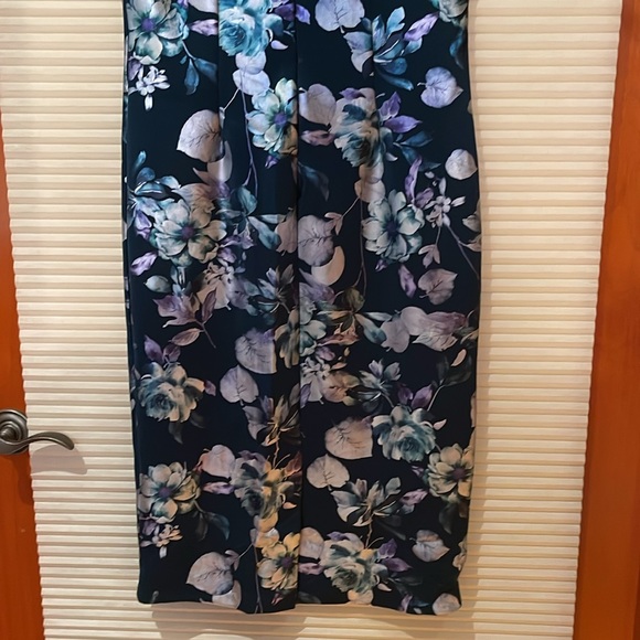 New York and Company, Green stretch, floral, print dress, shiny flowers, size M - Picture 7 of 8